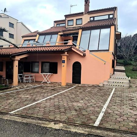 Apartmani Delas Pjescana Uvala Esterno foto