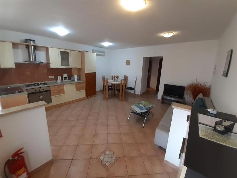 Apartmani Delas Pjescana Uvala Esterno foto