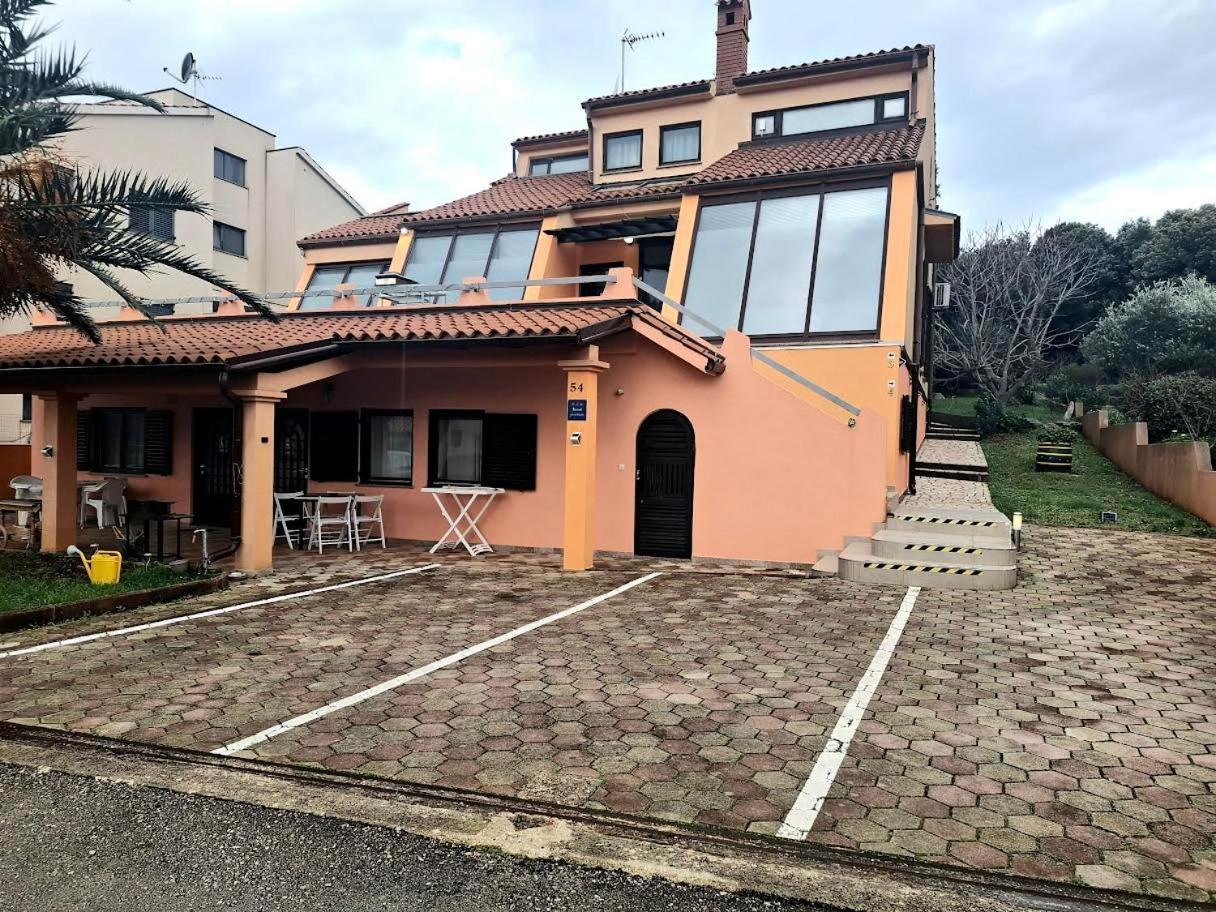 Apartmani Delas Pjescana Uvala Esterno foto